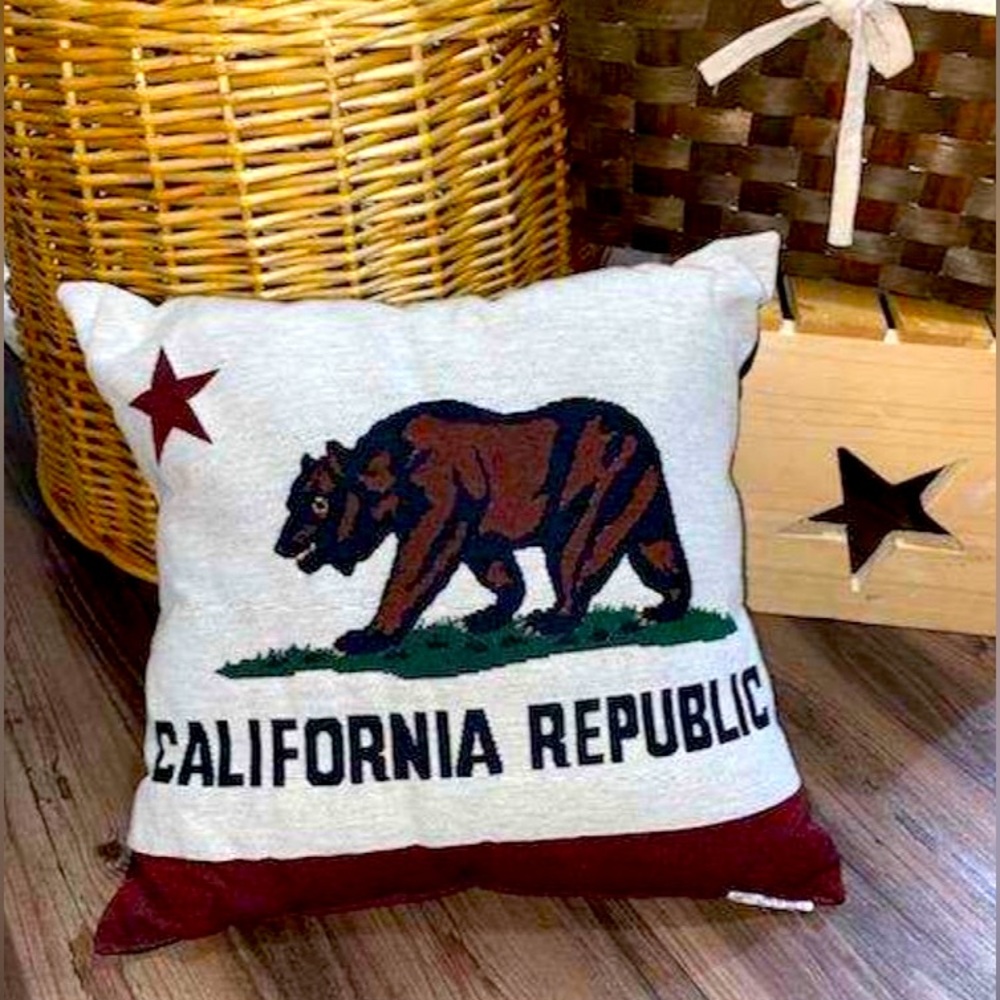 SIMPLY HOME CALIFORNIA REPUBLIC STATE FLAG BEAR TAPESTRY PILLOW NEW - 2 AVAIL
